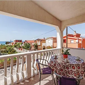 Apartman Hak, Vir